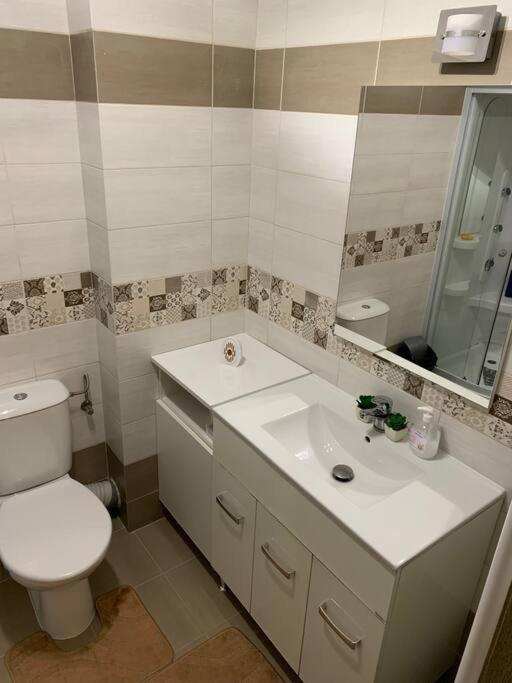 Lovely Bacau 1 Bedroom Apartment المظهر الخارجي الصورة