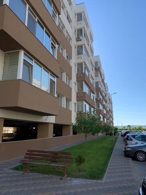 Lovely Bacau 1 Bedroom Apartment المظهر الخارجي الصورة