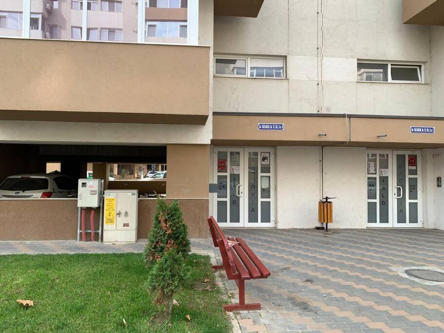 Lovely Bacau 1 Bedroom Apartment المظهر الخارجي الصورة